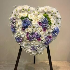 白玫瑰藍紫繡球心形花牌